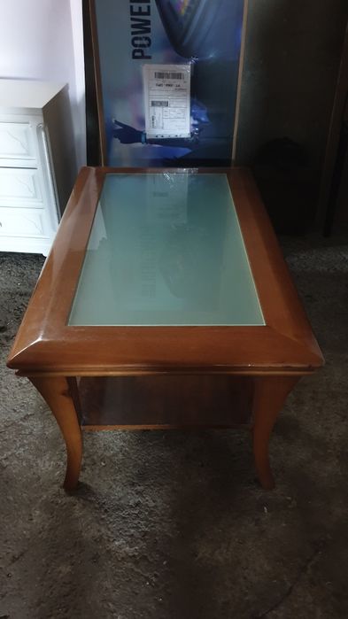 Mesa de centro com vidro.