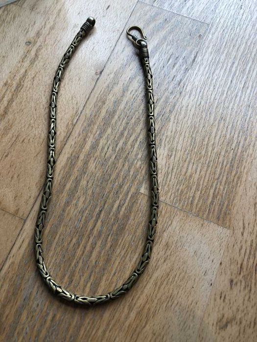 colar prateado com relevos