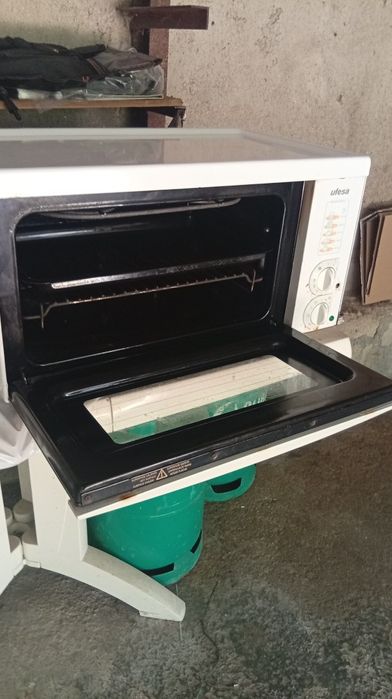 Mini forno a funcionar arrumado na garagem marca Ufesa