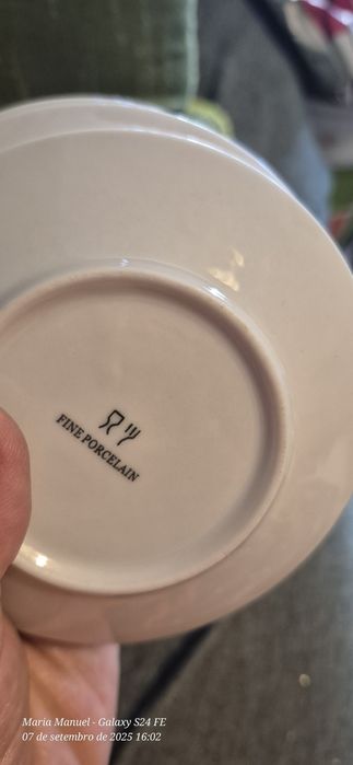 Peças soltas, chávenas de café, e vidros