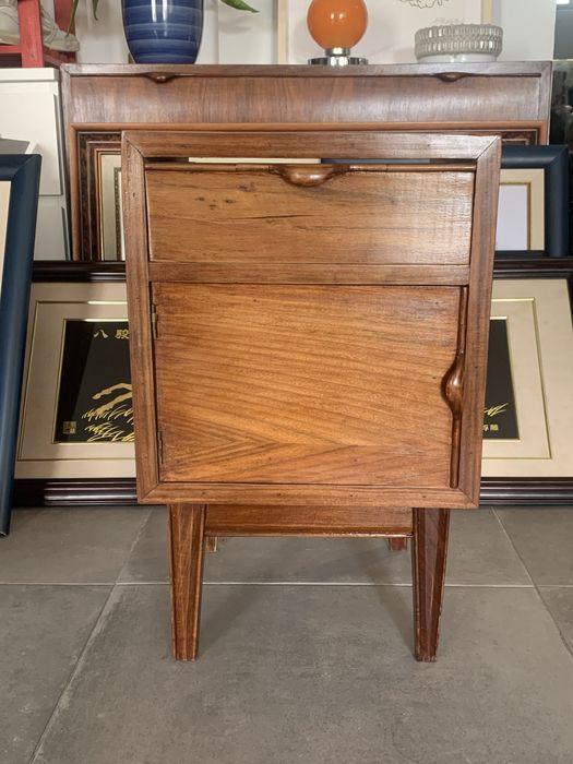 Mesa de cabeceira de madeira vintage