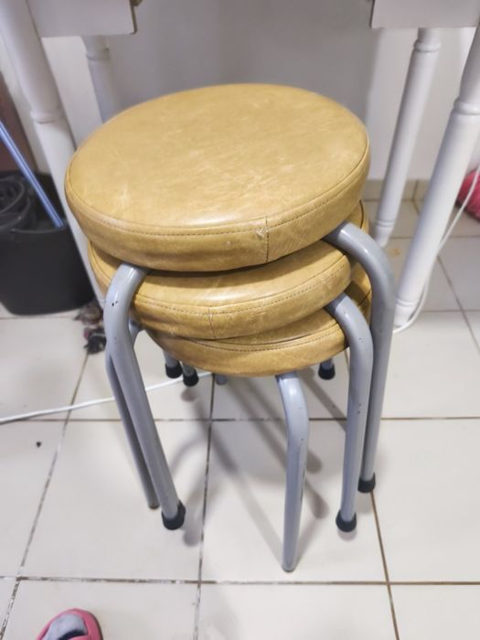 Mesa de cozinha e 3 bancos