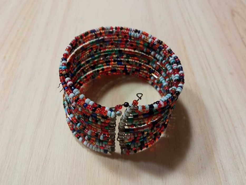 Pulseira Com Contas Azuis e Vermelhas