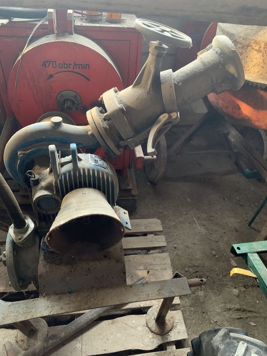 Pompa wody do deszczowni z rurami i zraszaczami