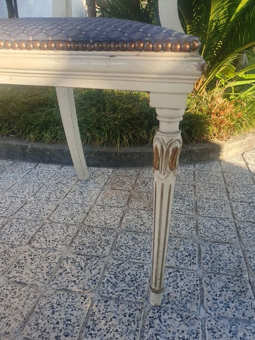 Cadeira antiga em madeira