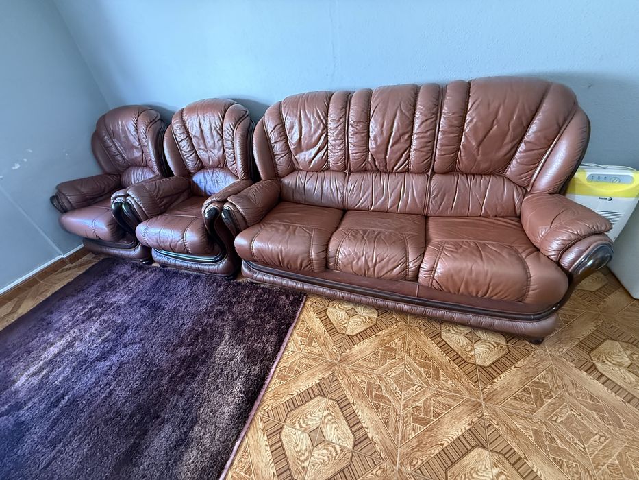 Conjunto Sofá Vintage em Couro Legítimo sendo 1 Sofá-Cama + 2 Poltronas