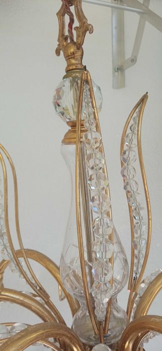 Candeeiro de teto dourado com globos em cristal