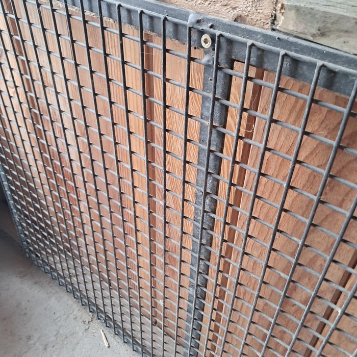 Metalowa krata na okno