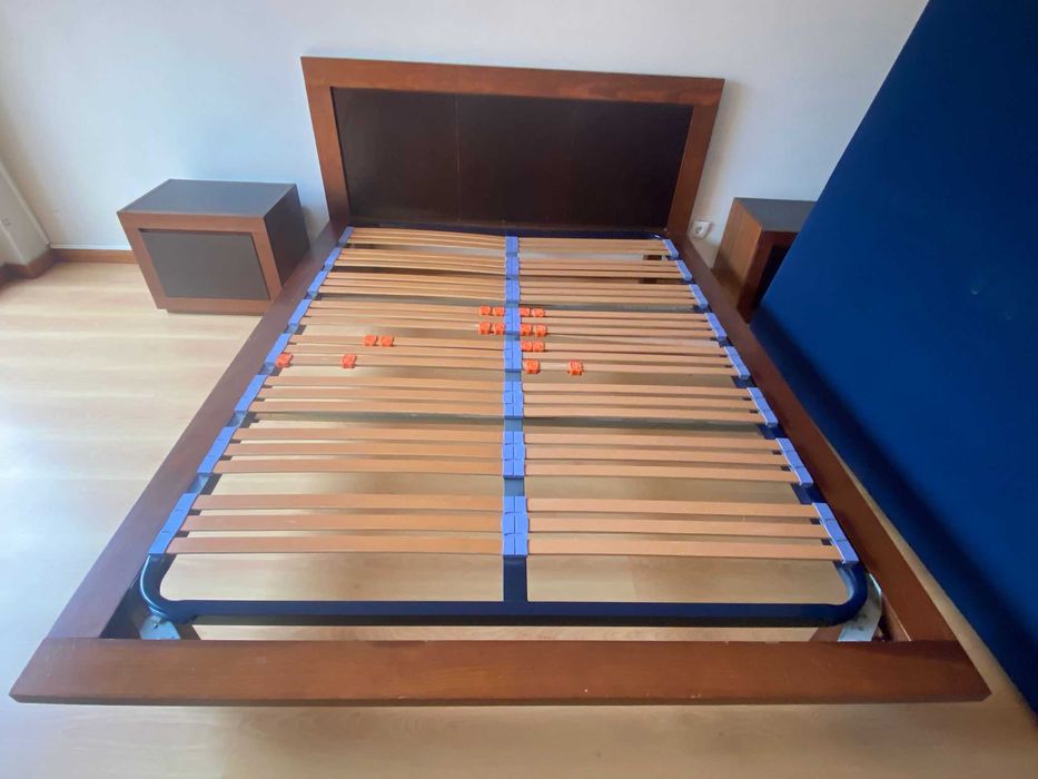 Cama de casal com mesas de cabeceira e estrado