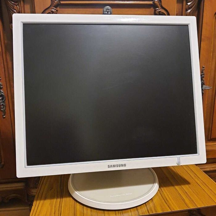 Робочий монітор Samsung SyncMaster 960 BF 19"
