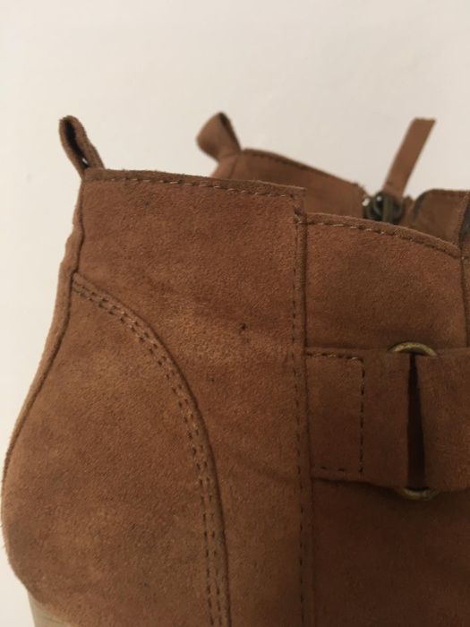 Brązowe botki na obcasie obcasy 39 Bershka zamszowe beżowe buty