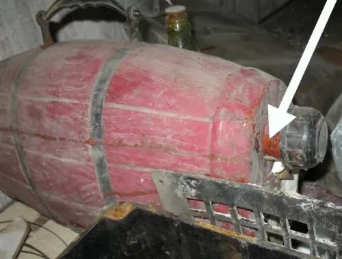 Краска эпоксидная тёмно-красная.