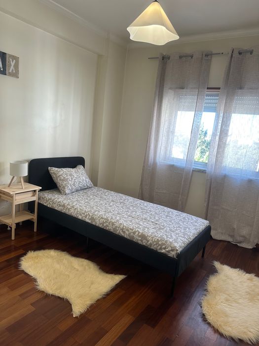 São Domingo, Santarem: Quarto Mobilado, Amplo e Luminoso em Apartamento Partilhado