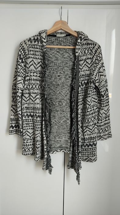 Kremowo czarny wzorzysty kardigan sweterek z frędzlami z kapturem Boho