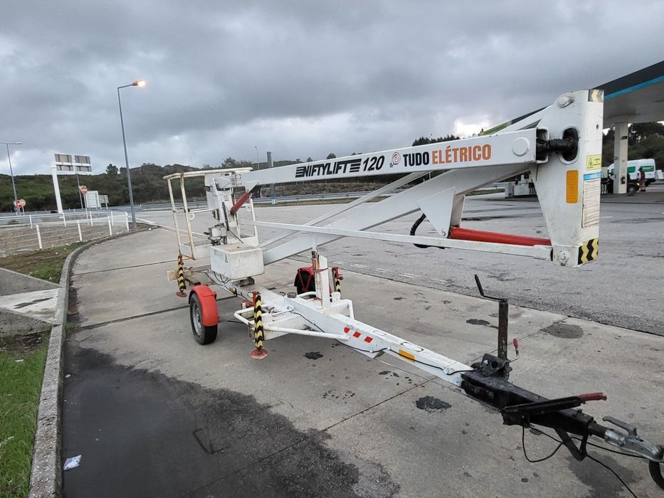 Plataforma elevatória rebocável Barquinha