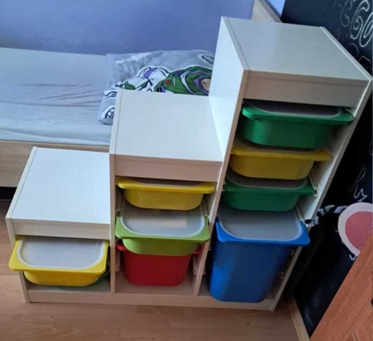 Regał z pojemnikami