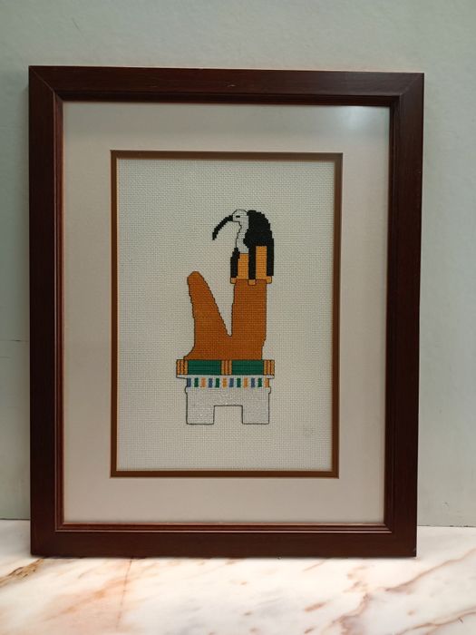 Quadro bordado em ponto cruz emoldurado em madeira, 46/36cm