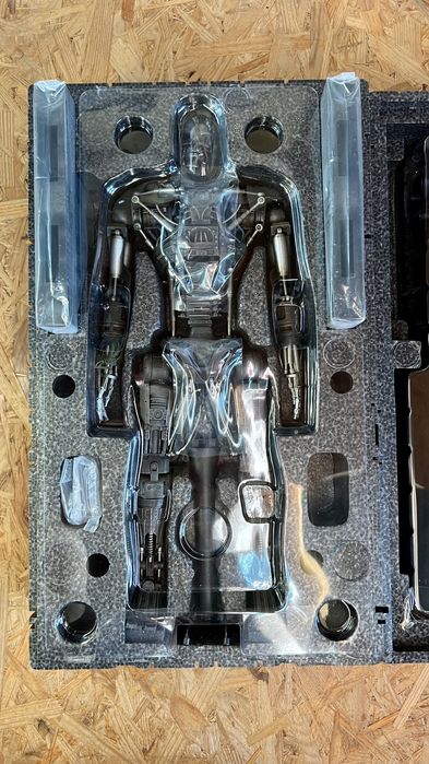 HOTTOYs、ターミネーター1/6[T−600本体]のみ! ムービー・マスターピース ターミネーター4 T-600 ダメージ・スキン版