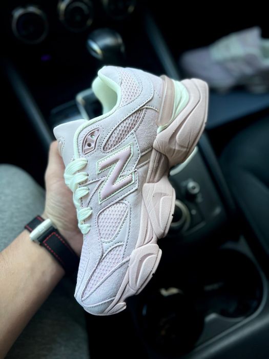 Жіночі кросівки New Balance 9060 рожеві