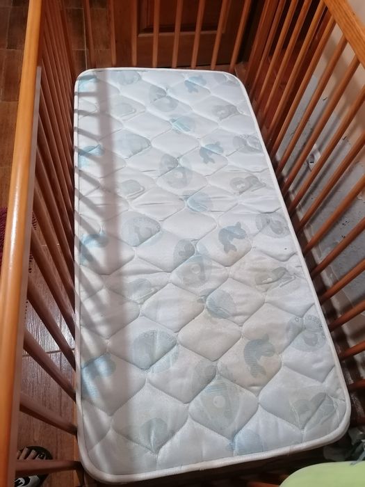 Cama de bebe , madeira e com grades