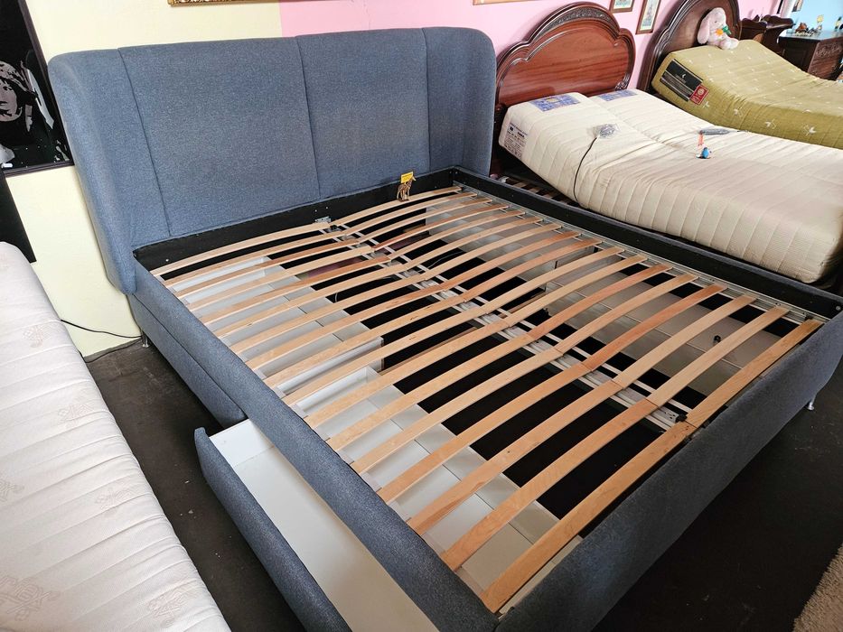 Grande cama com 4 gavetas - Muito bom estado geral à excepção do interior das gavetas