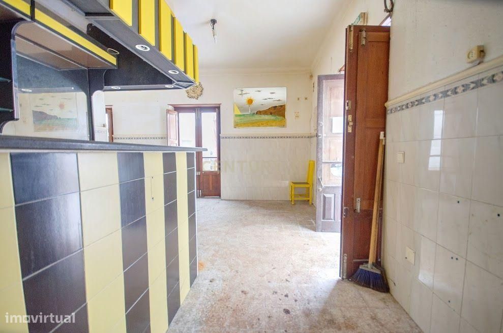 Prédio - Apartamento + Espaço Comercial - Centro Histórico da Nazaré