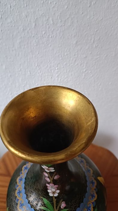 Duży wazon Cloisonné 31 cm na drewnianej podstawce.