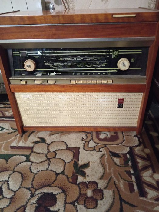 Ретро виниловый проигрыватель радиола ригонда