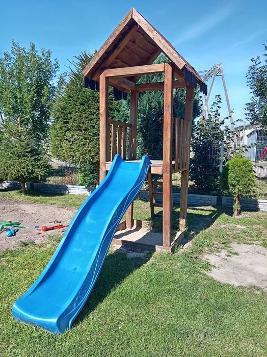Drewniany plac zabaw ze zjeżdżalnią