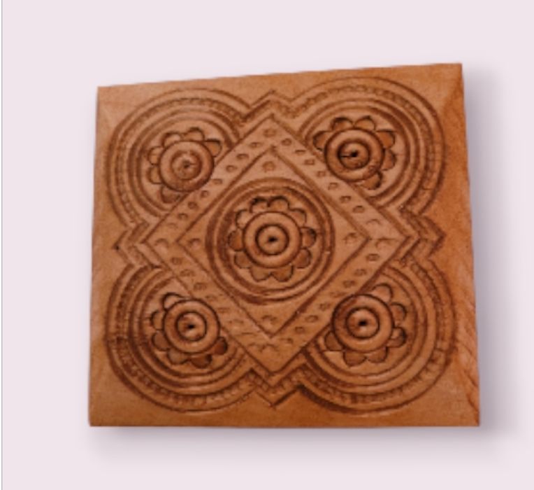 Дерев'яна різьблена скринька.  11,5 ×11,5