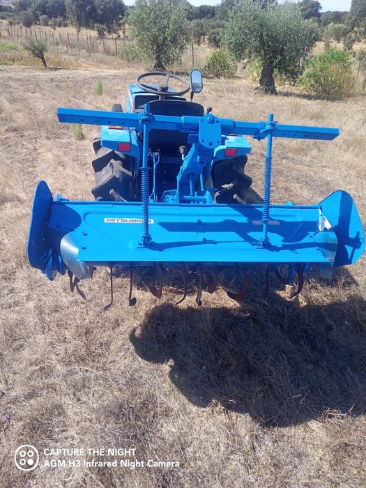 Tractor Mitsubishi 4x4 com fresa