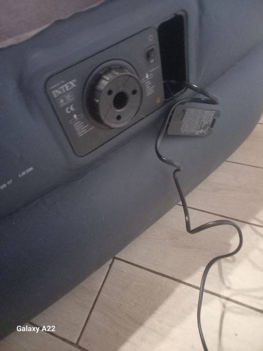 Продам самонадувную кровать интекс