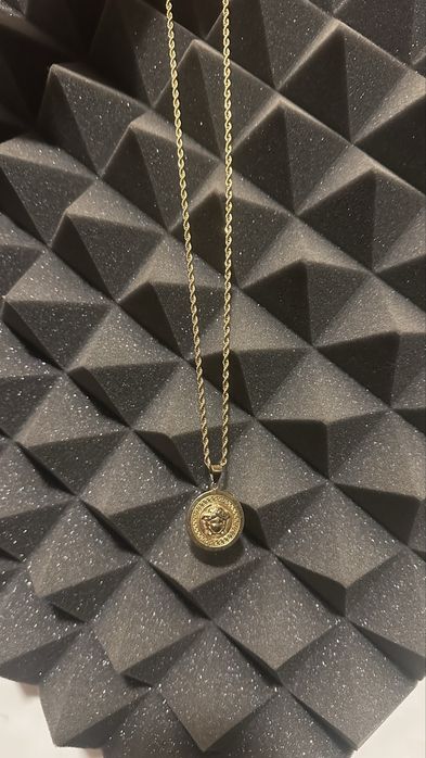 pingente Versace + corrente banhada a ouro