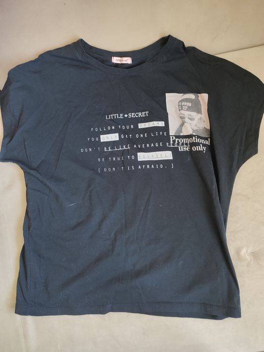 Чорна футболка з принтом