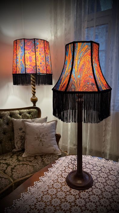 Lampa stołowa z kolorowym, ręcznie szytym abażurem. Rękodzieło.