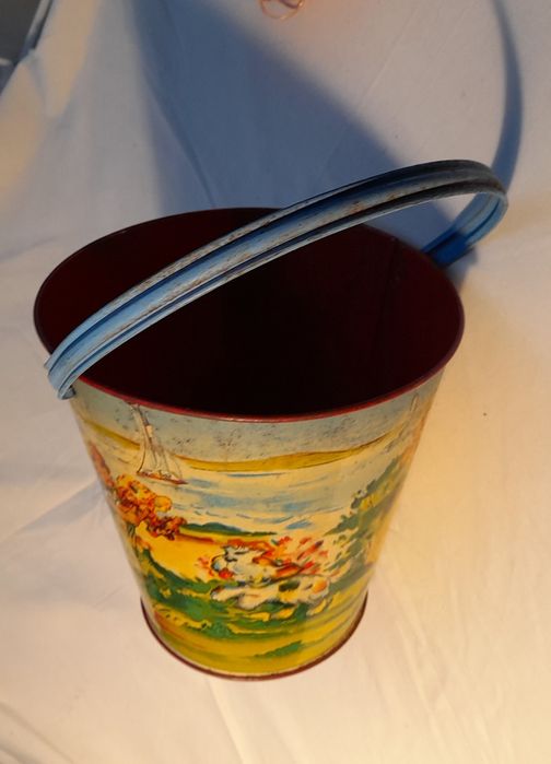 Balde de brincar em lata pintado , anos 40(?)