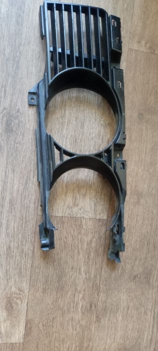Продам правую решетку радиатора (грилль) Хелла Hella  BMW E34