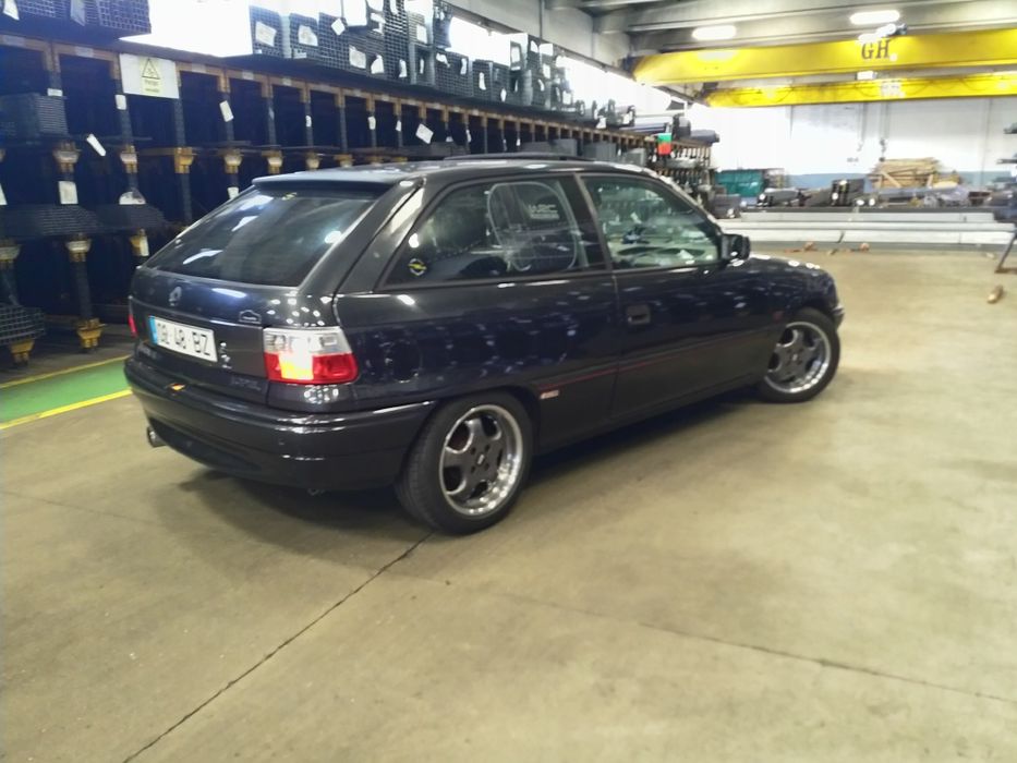 Opel Astra GT bem estimado