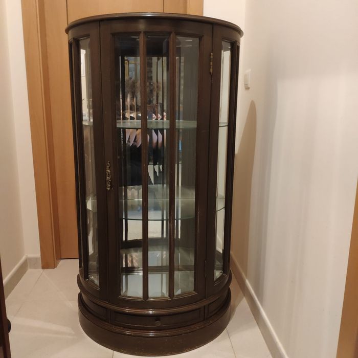 Cristaleira em cerejeira