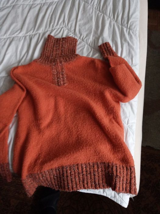 Sweter z zamkiem