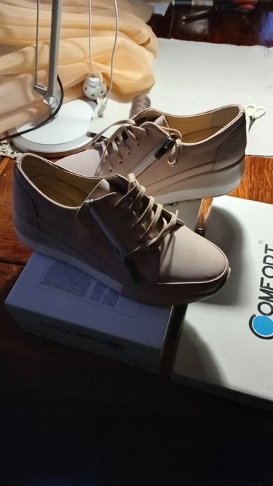 Кожаные кроссовки 39раз
