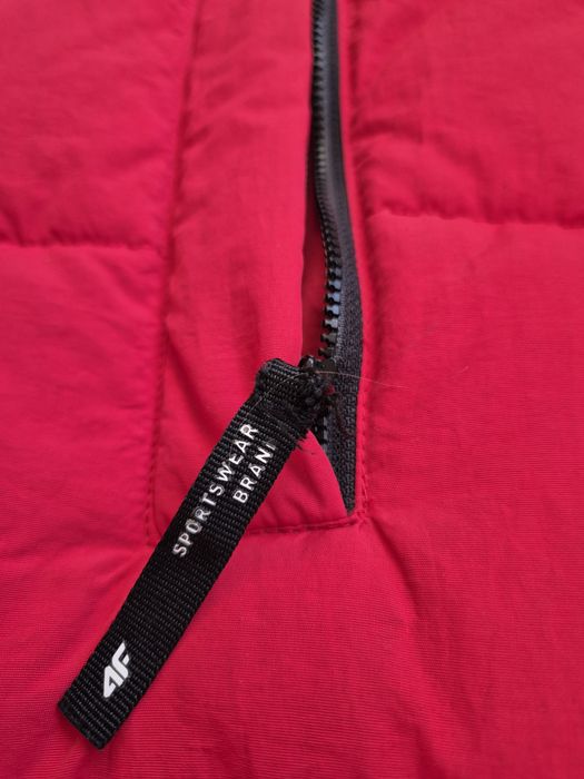 Жіноча зимова куртка бренду 4F