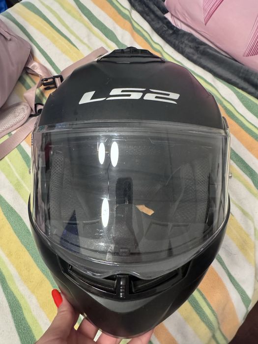 Capacete usado com luvas tamanho P