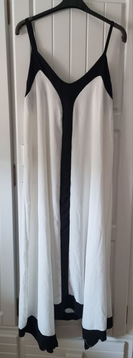 Vestido comprido de verão, em tons de branco e preto.
