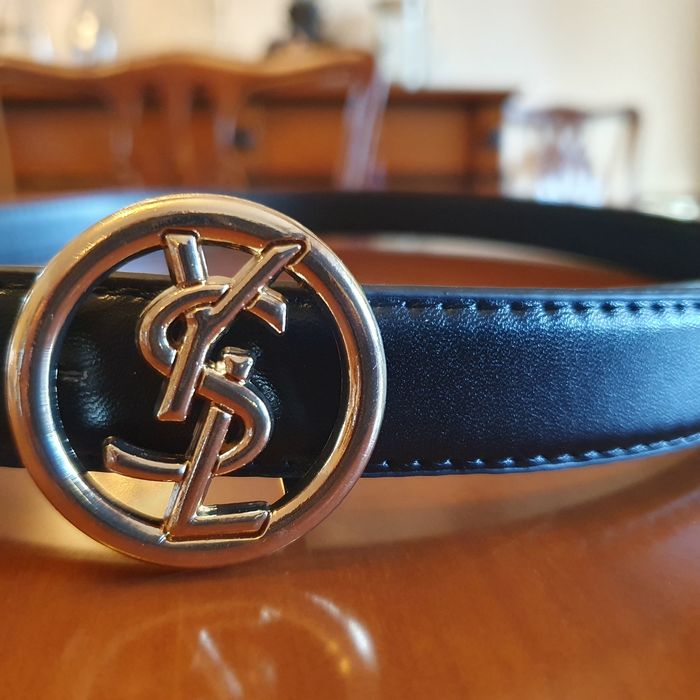 Cinto preto com fivela dourada