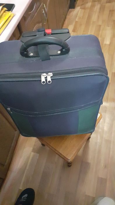 Чемодан на колесиках.