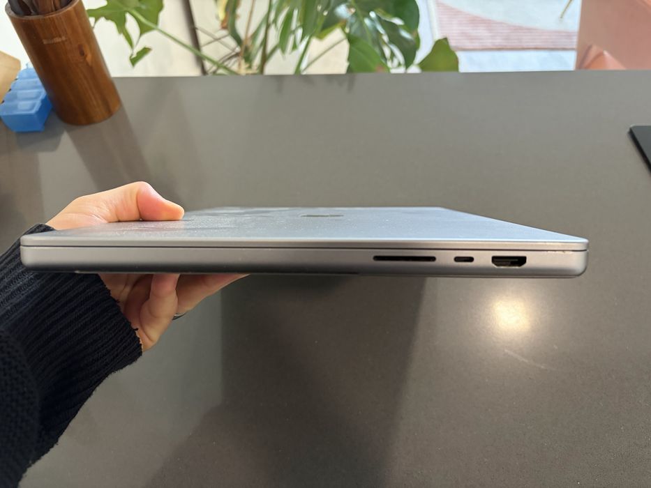 Macbook Pro 16” 2023 M2 32gb ram 512GB