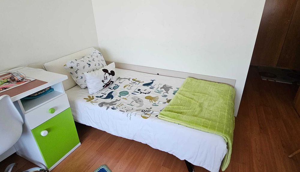 Duas camas + dois colchões (oferta de edredons e capas)