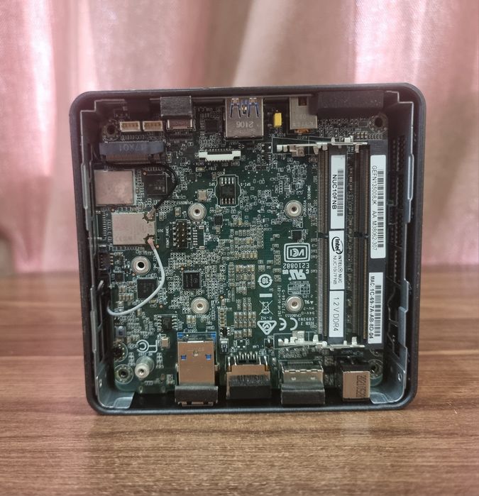 Intel Nuc NUC10i7FNB i7-10710u / 0gb RAM / 0gb SSD