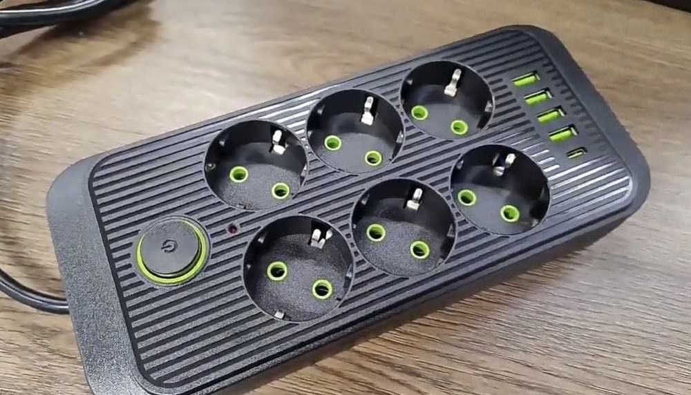 Сетевой фильтр-удлинитель с предохранителем 6 розетками 4 USB,1 Type-C тройник, переноска 2500 Вт Черный